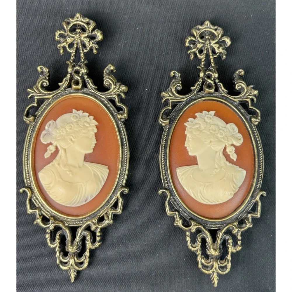 Vintage Lot Of 2 Arabesque Venezia Cameo Wall Hangings 9